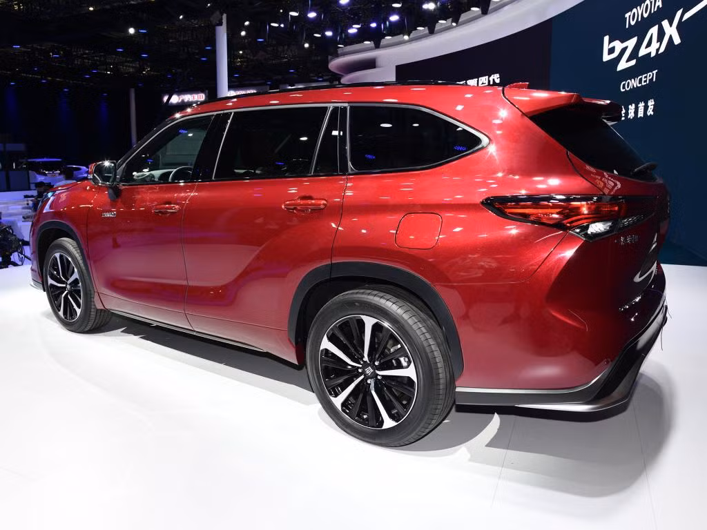 Phần đuôi xe có nhiều nét tương đồng với Highlander.