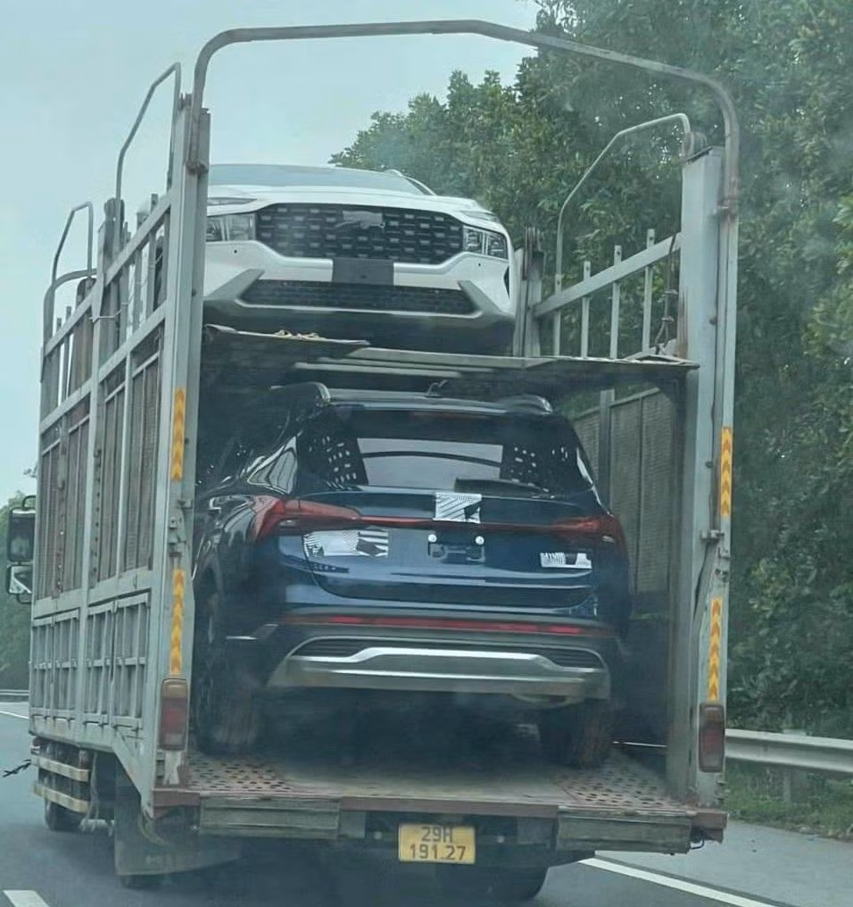 Hyundai Santa Fe mới được vận chuyển gần đây.