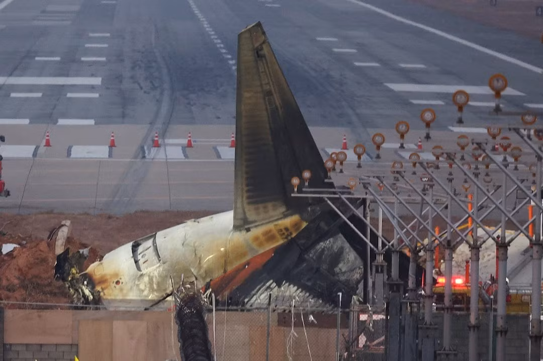 Xác chiếc máy bay Boeing gặp tai nạn hôm 29/12 ở Hàn Quốc. (Ảnh: Reuters)