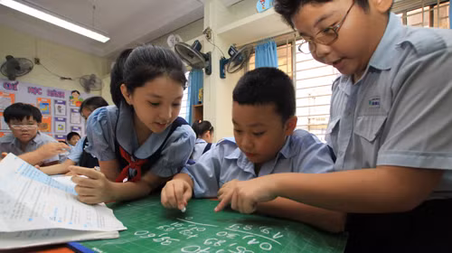 Học sinh lớp 5/4 Trường tiểu học Lương Định Của, Q.3, TP.HCM vừa dự kiểm tra học kỳ II xong. Ảnh: Như Hùng