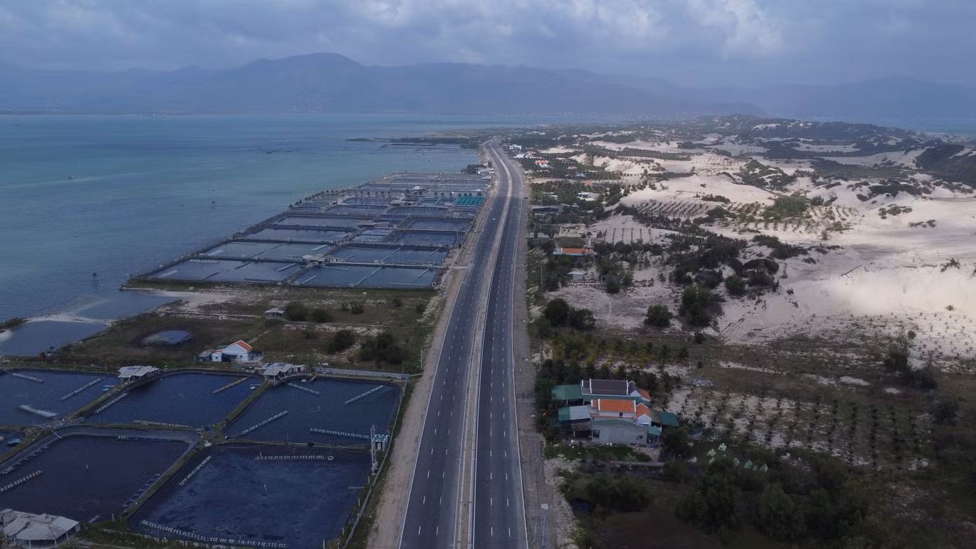 Một tuyến đường ven biển ở Khu kinh tế Vân Phong ở thị xã Ninh Hoà. Ảnh: L.H.