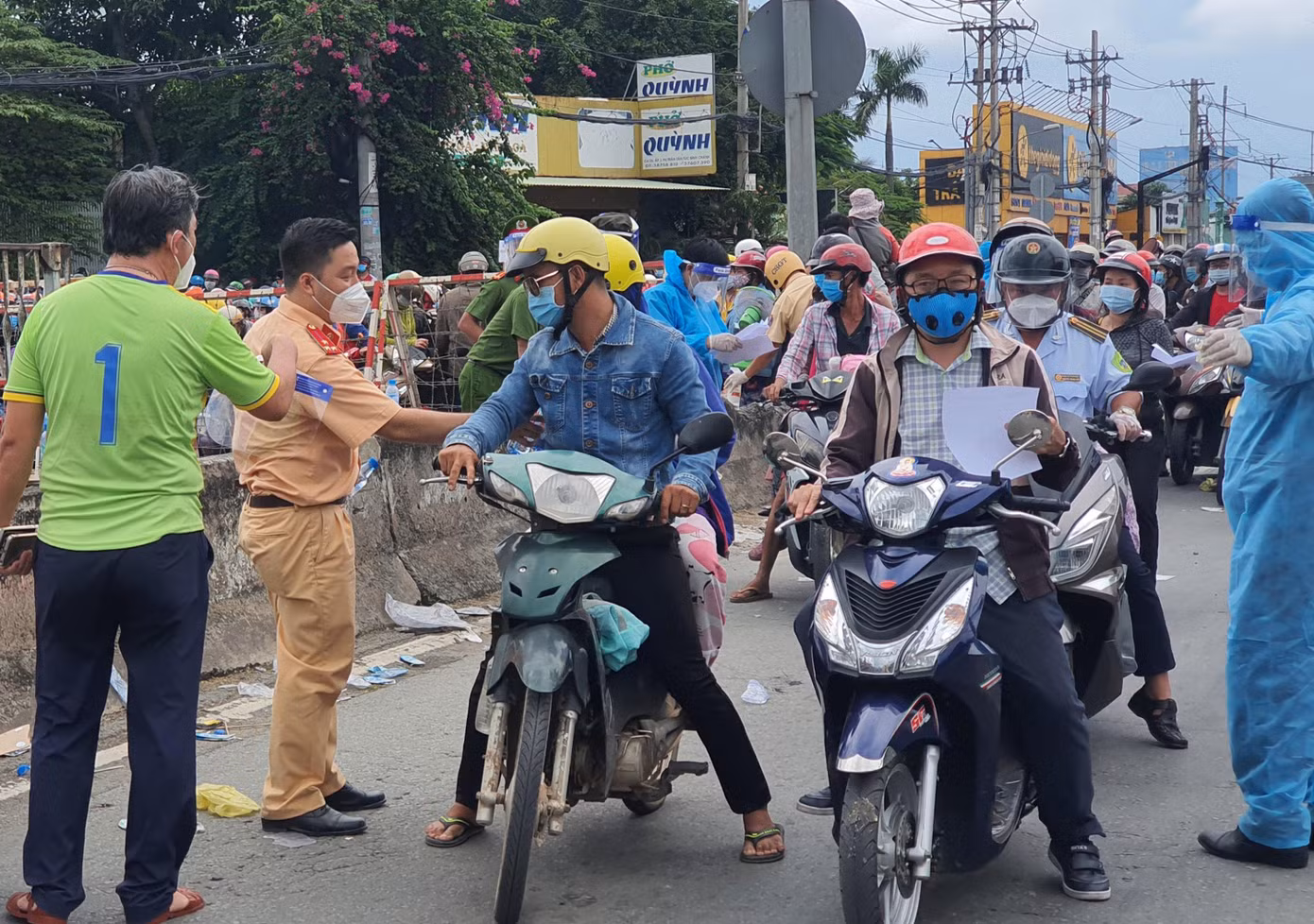 Để phòng tránh dịch bệnh lây lan, TPHCM lập nhiều chốt kiểm soát trong nội thành để hạn chế việc di chuyển của người dân