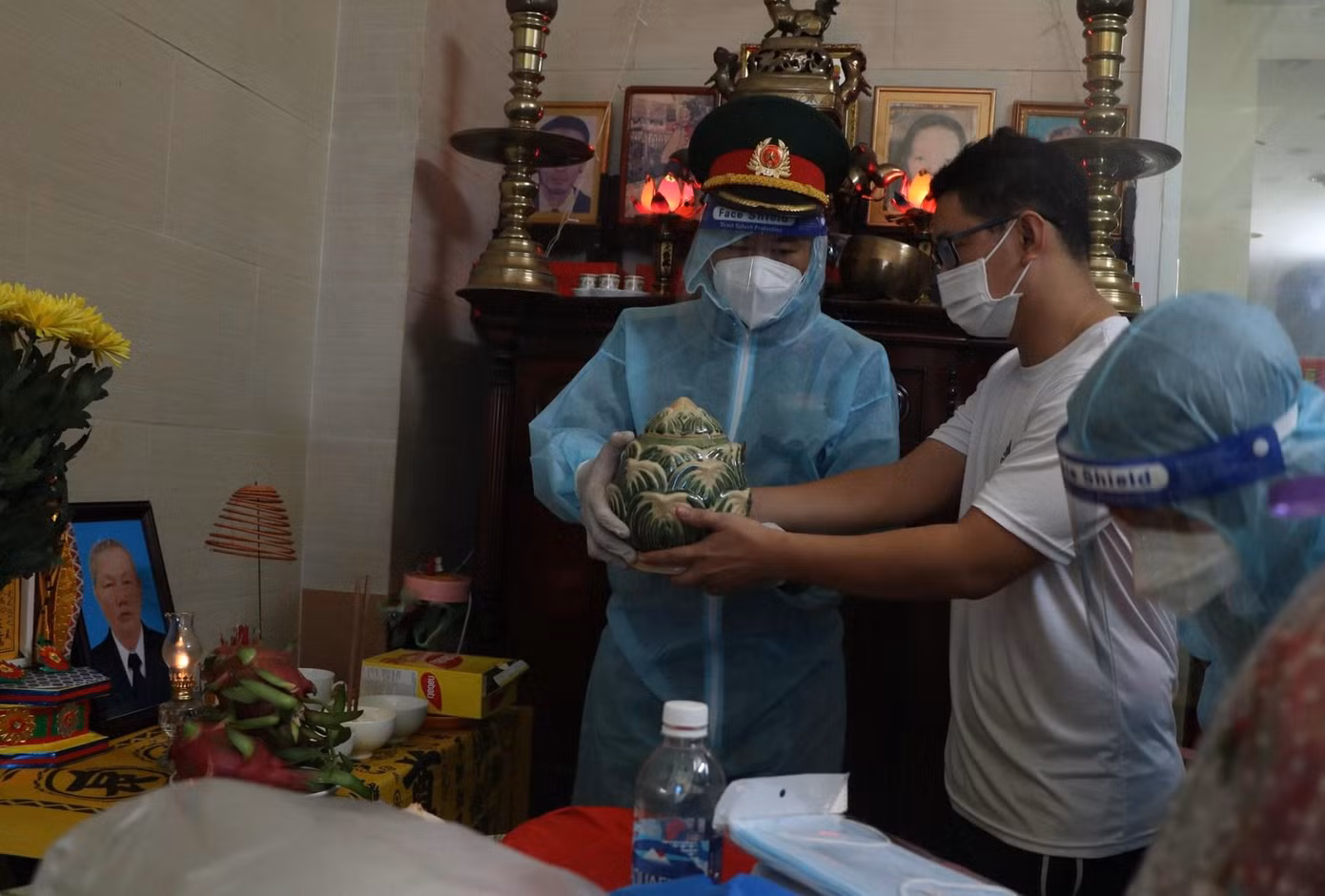 Bộ Tư lệnh TPHCM bàn giao tro cốt cho gia đình những người không may qua đời vì COVID-19