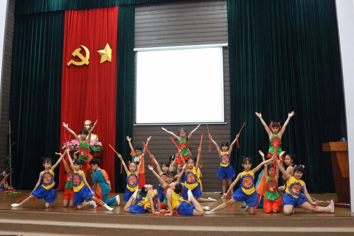 Mở đầu chương trình là loạt tiết mục lấy cảm hứng đất nước, dân tộc khiến các khán giả nhí tại hội trường không thể rời mắt.
