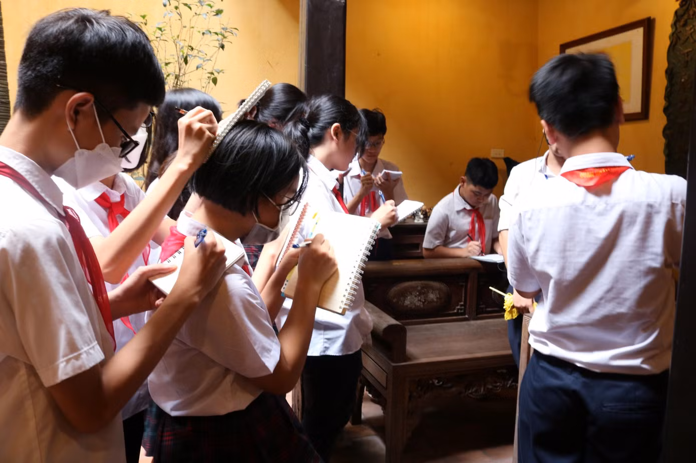 Tween ghi chép cẩn thận khi nghe hướng dẫn viên giới thiệu tại từng điểm tham quan.