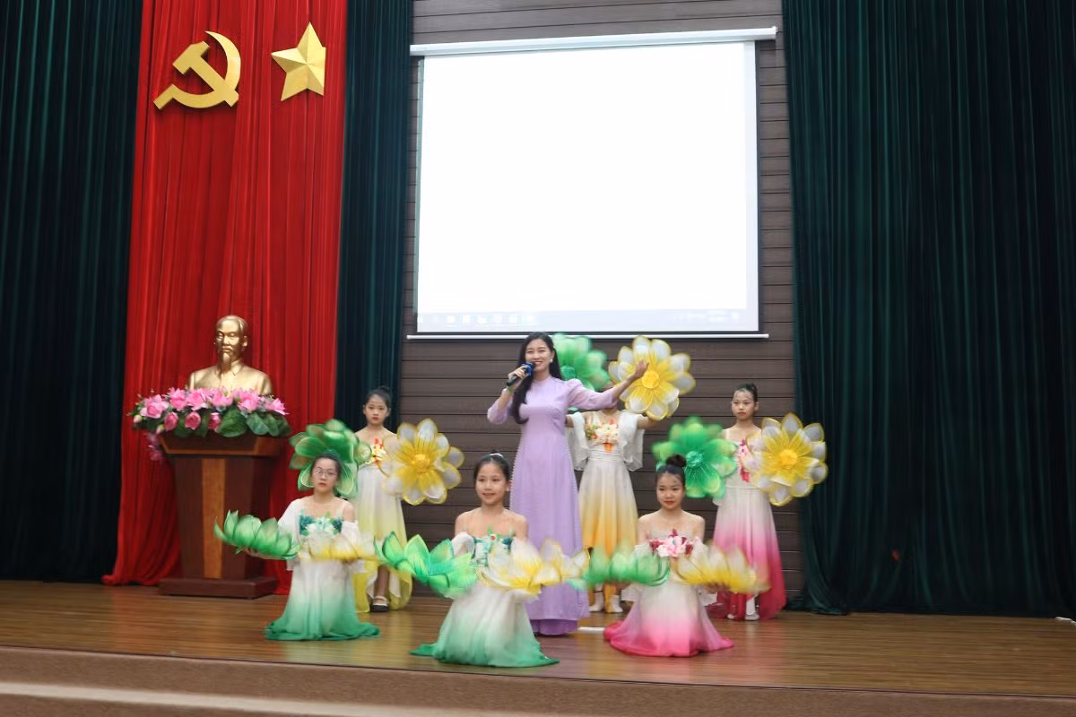 Mở đầu chương trình là loạt tiết mục lấy cảm hứng đất nước, dân tộc khiến các khán giả nhí tại hội trường không thể rời mắt.