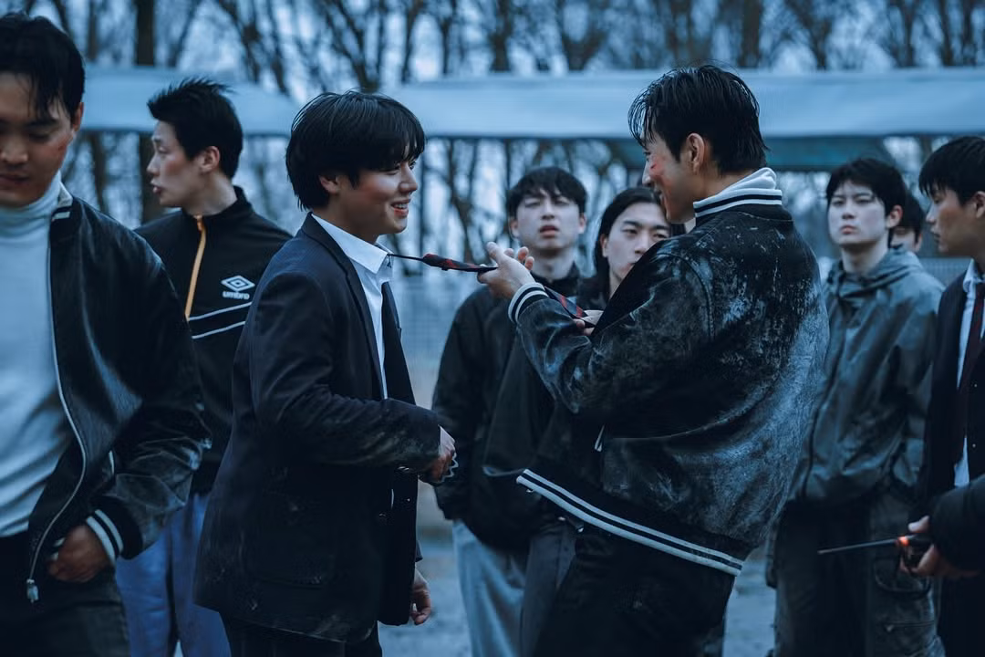 Jihoon tươi rói và "ỏn ẻn" ở hậu trường Weak Hero Class 2, bên cạnh Bae Na Ra.