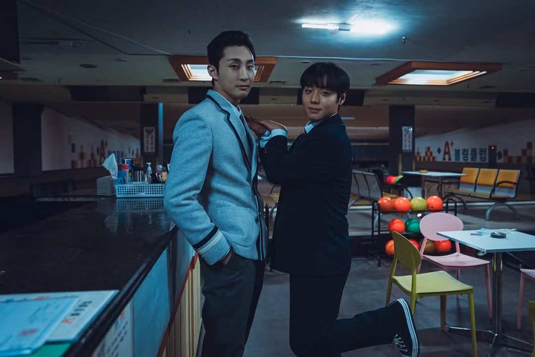 Jihoon tươi rói và "ỏn ẻn" ở hậu trường Weak Hero Class 2, bên cạnh Bae Na Ra.