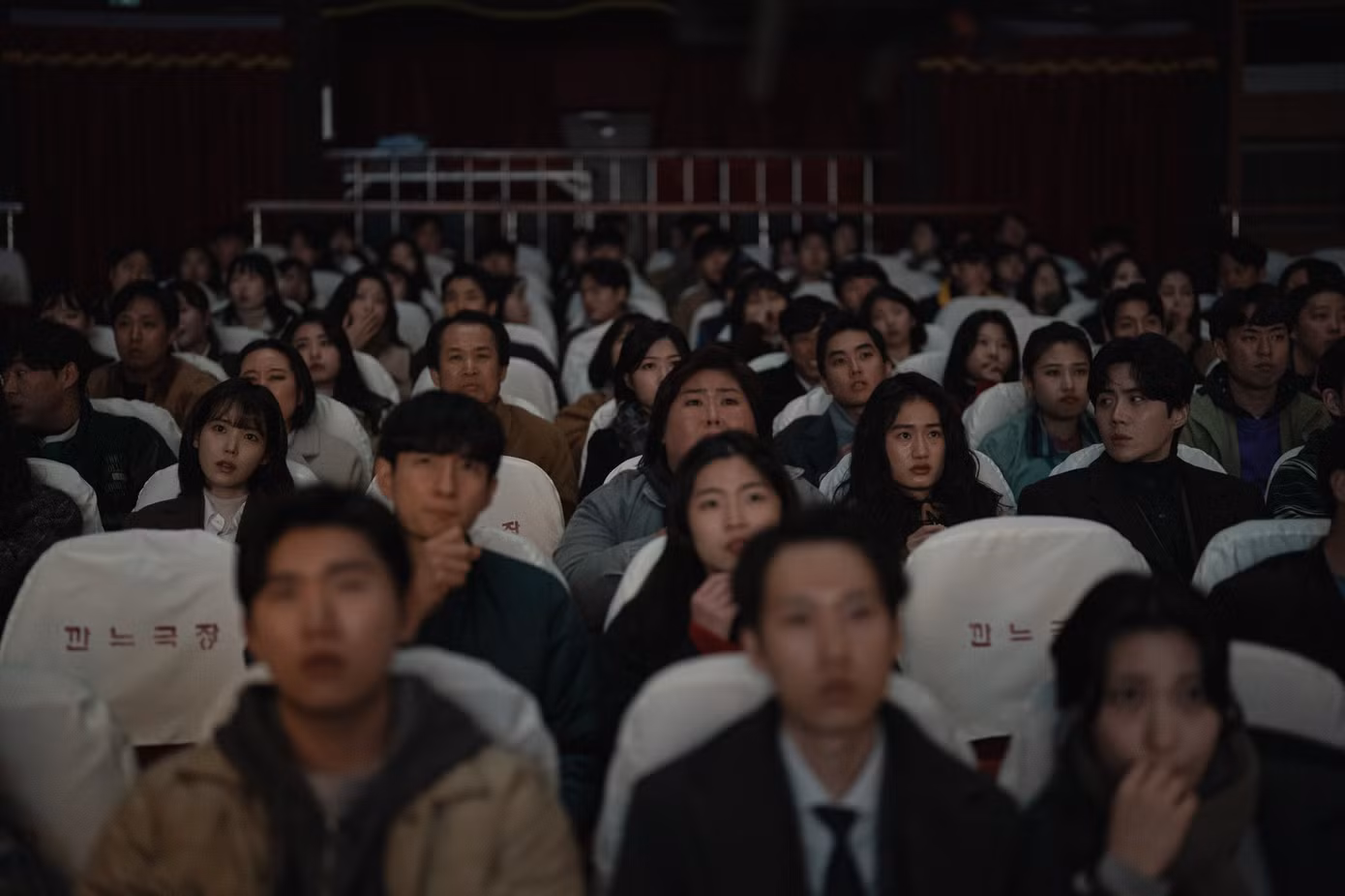 Cuối tập 12 và loạt hình still cuts đã hé lộ một cuộc lột xác visual của Chung Seop. Anh xuất ngũ, cạo râu, cắt tóc, trông bảnh bao, sáng sủa hơn hẳn.