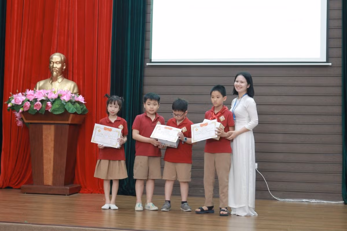 Đại diện các tập thể lớp nhận giải thiết kế video.