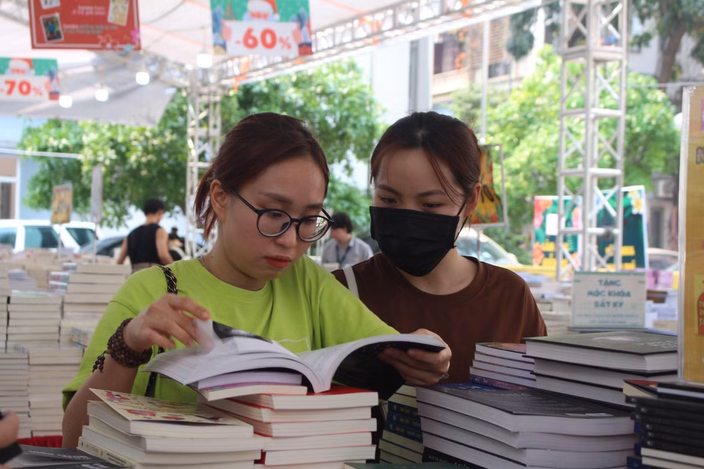 Nội dung sách đa dạng, níu chân độc giả ở mọi lứa tuổi tại mỗi gian hàng.