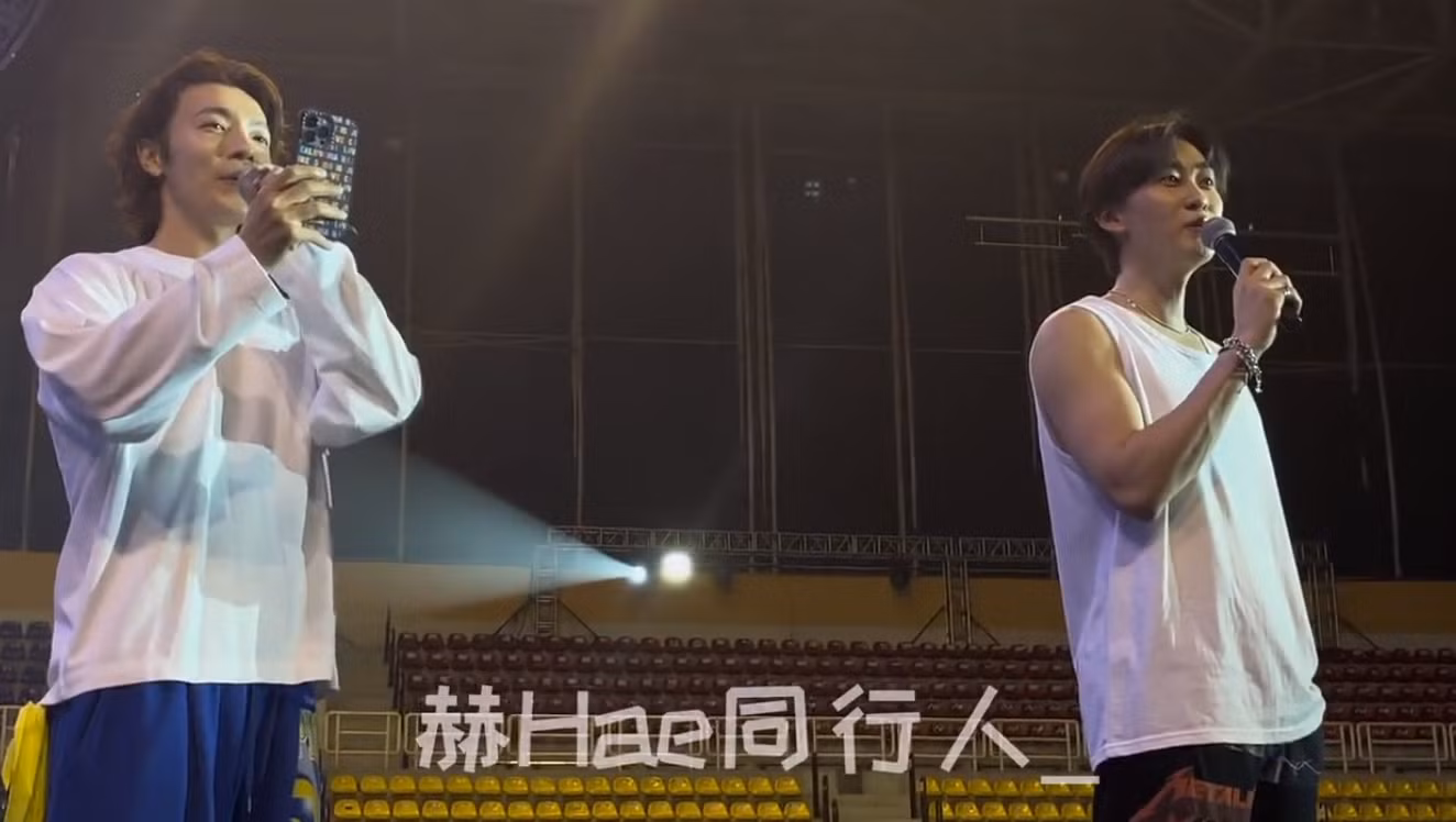Donghae còn lấy điện thoại ra ghi hình lại khi bạn fanboy cầu hôn thành công.