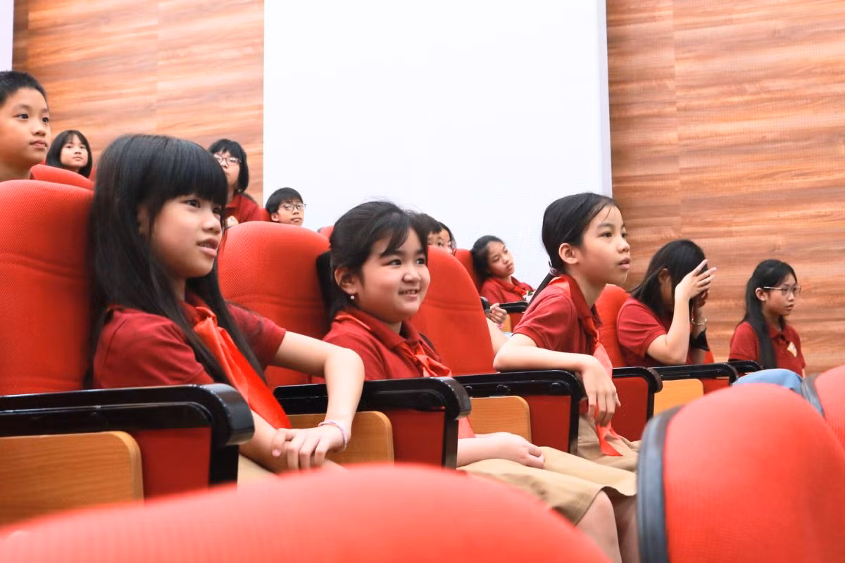 Các bạn nhỏ thích thú khi vừa được thưởng thức các tiết mục văn nghệ đặc sắc, vừa được biết thêm nhiều kiến thức lịch sử thú vị.