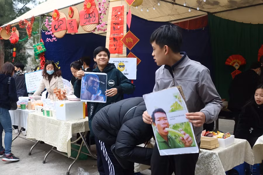 Meme trở thành poster quảng cáo luôn đây này.