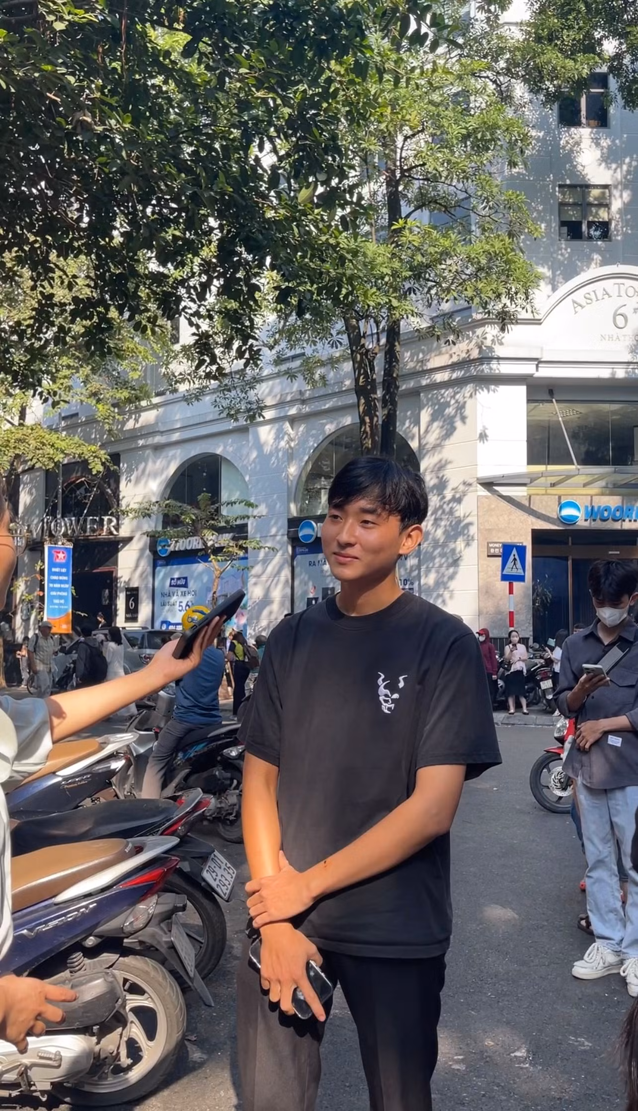 Bạn Tân cho biết hôm nay dù cuối tuần nhưng dậy rất sớm để đến phố đi bộ từ 7 rưỡi sáng.