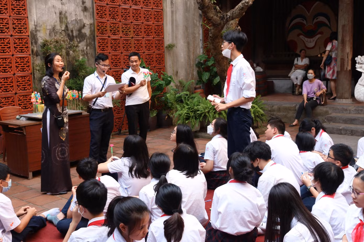 Phần đố vui có thưởng được học sinh THCS Nguyễn Du hưởng ứng nhiệt liệt.