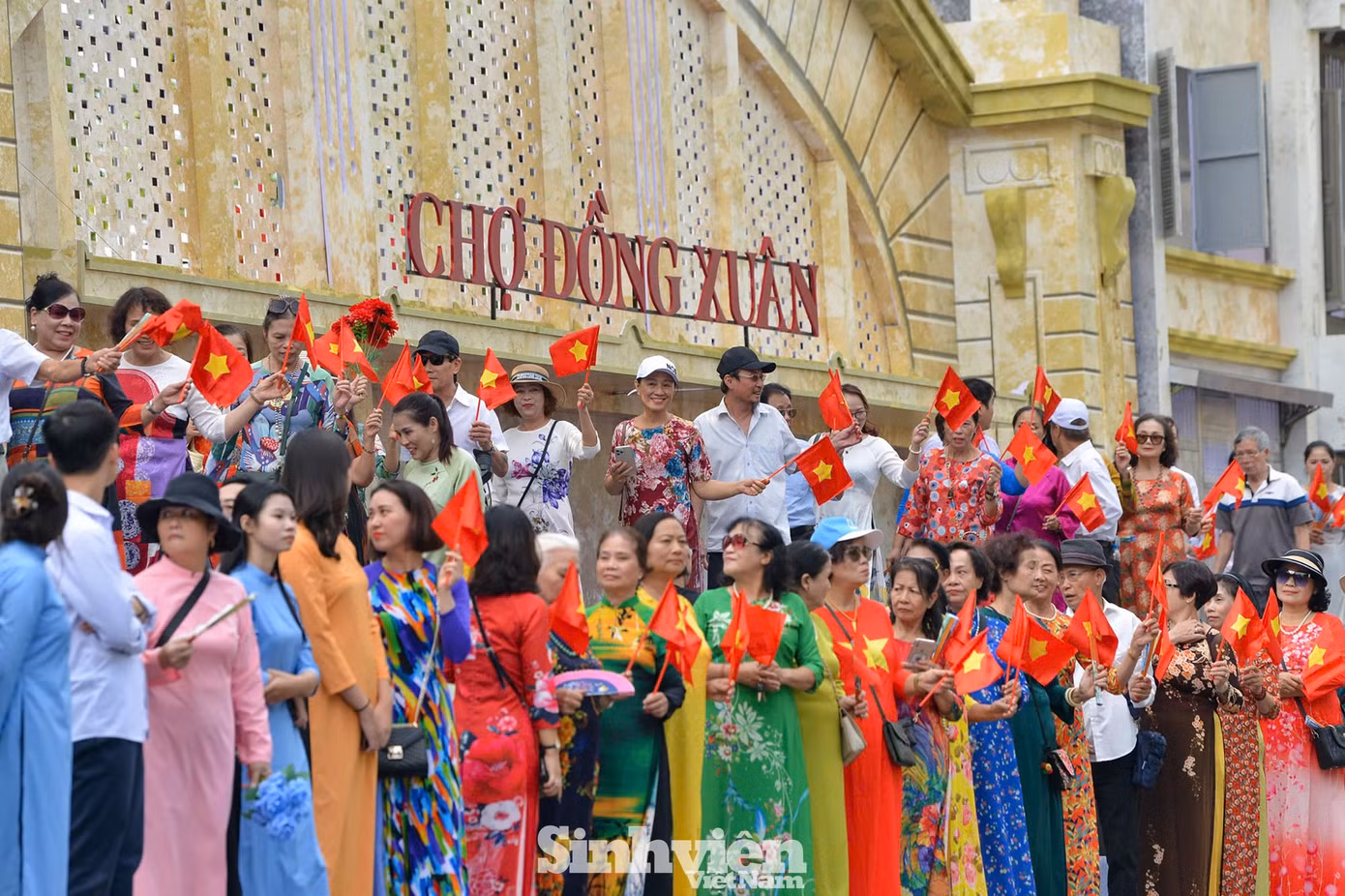 Hình ảnh biểu diễn kết hợp diễu hành trong chương trình "Ngày hội Văn hóa vì hòa bình" chào mừng 70 năm Ngày Giải phóng Thủ đô. - Ảnh: Dương Triều - báo Sinh viên Việt Nam