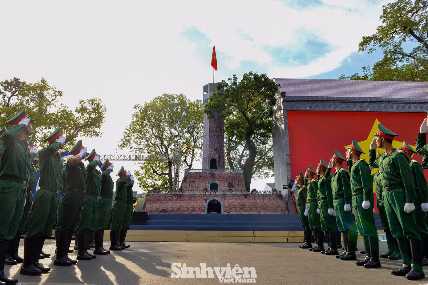 Hình ảnh biểu diễn kết hợp diễu hành trong chương trình "Ngày hội Văn hóa vì hòa bình" chào mừng 70 năm Ngày Giải phóng Thủ đô. - Ảnh: Dương Triều - báo Sinh viên Việt Nam