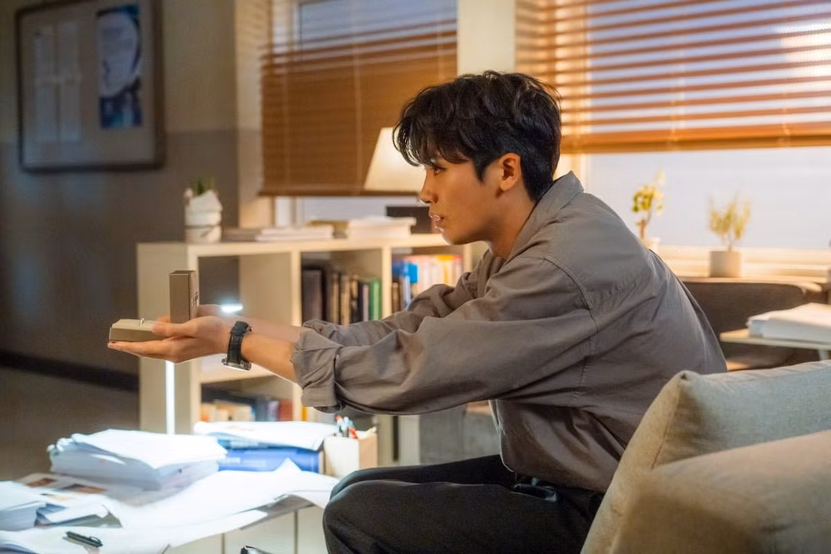 Đây có lẽ là lúc Jung Woo tập tành nói lời cầu hôn.