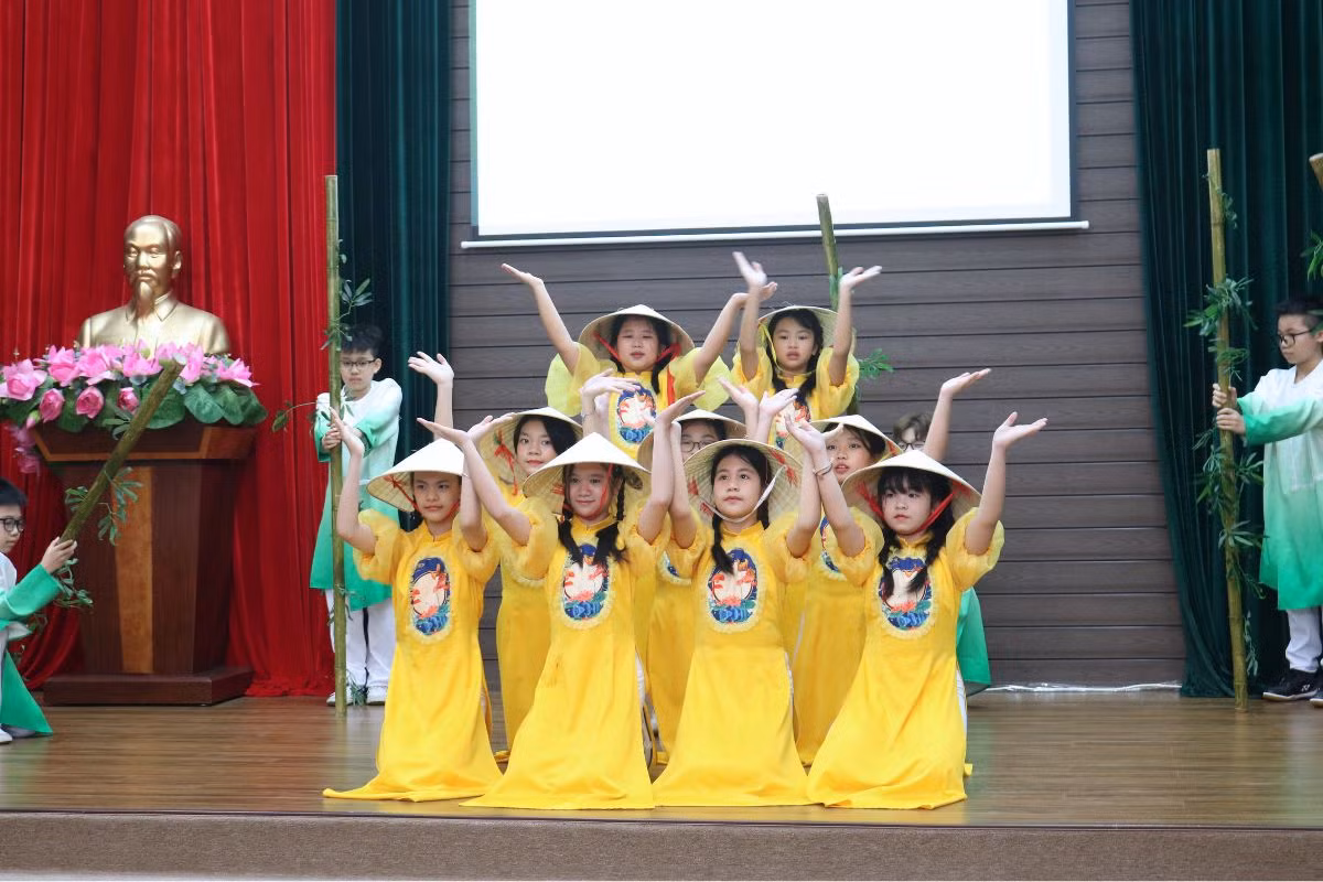 Mở đầu chương trình là loạt tiết mục lấy cảm hứng đất nước, dân tộc khiến các khán giả nhí tại hội trường không thể rời mắt.
