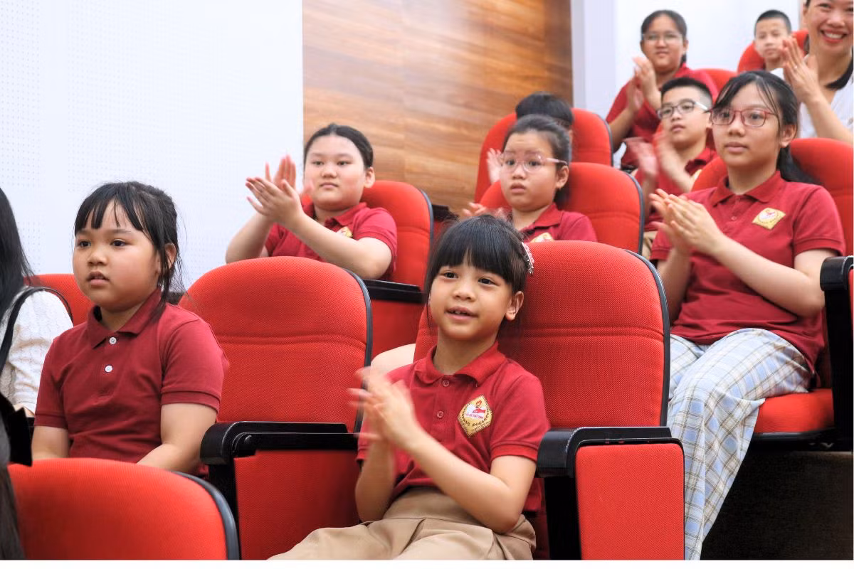 Các bạn nhỏ thích thú khi vừa được thưởng thức các tiết mục văn nghệ đặc sắc, vừa được biết thêm nhiều kiến thức lịch sử thú vị.