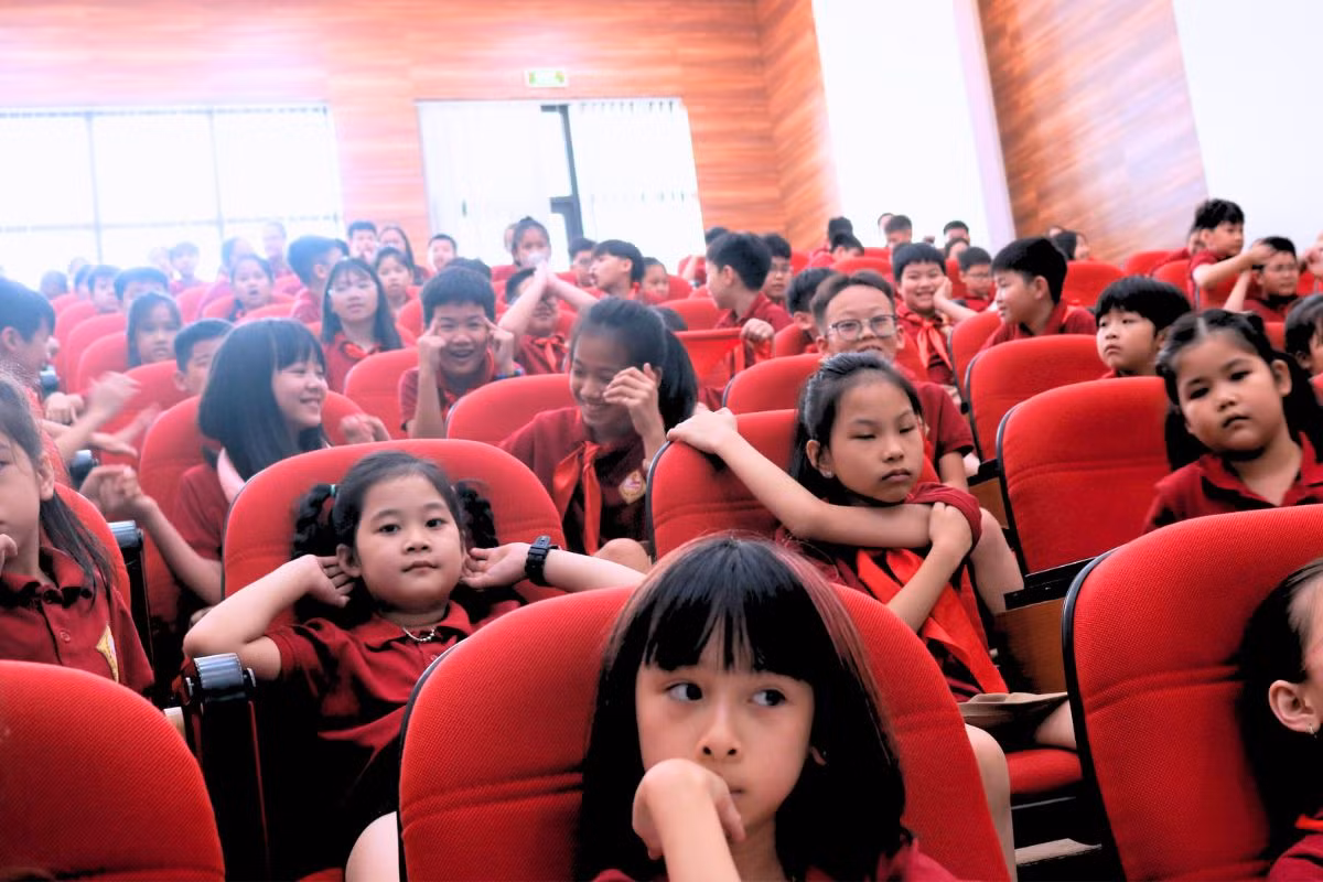Các bạn nhỏ thích thú khi vừa được thưởng thức các tiết mục văn nghệ đặc sắc, vừa được biết thêm nhiều kiến thức lịch sử thú vị.