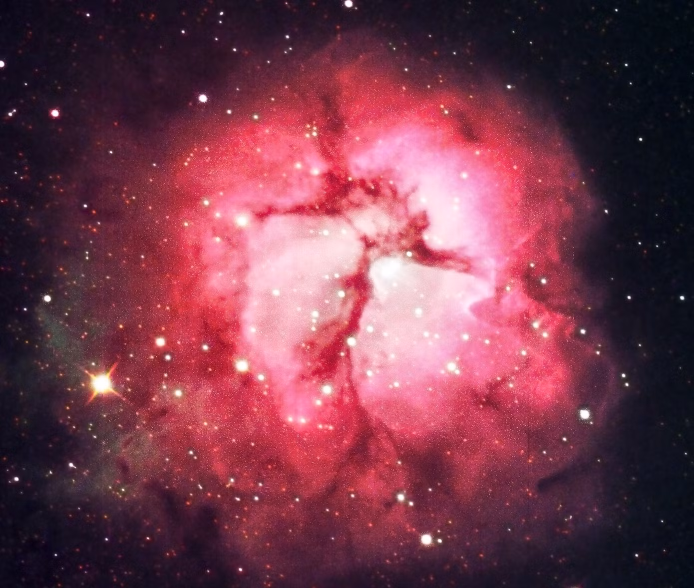 Tinh vân Tridfid (M20 hoặc NGC 6514) là một vùng khí hydro II nằm trong vùng đang hình thành sao, thuộc cánh tay khiên Scutum - nhân mã của Dải ngân hà. Ảnh chụp từ Đài Thiên văn Nha Trang.