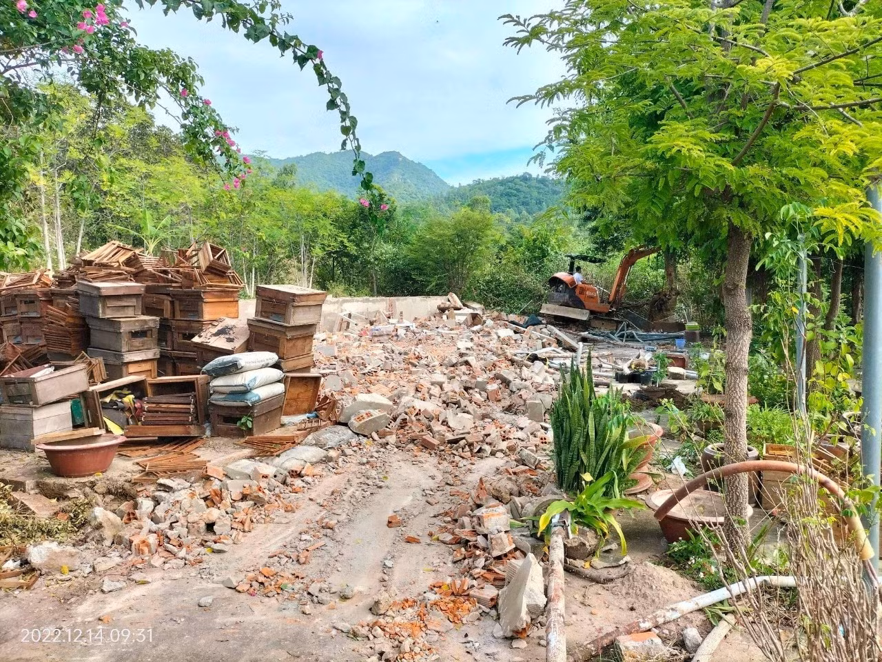 Nhà ông Lê Văn Tùng được chính quyền địa phương cho tự tháo dỡ. Ảnh L.H. Nhà ông Lê Văn Tùng được chính quyền địa phương cho tự tháo dỡ. Ảnh L.H.