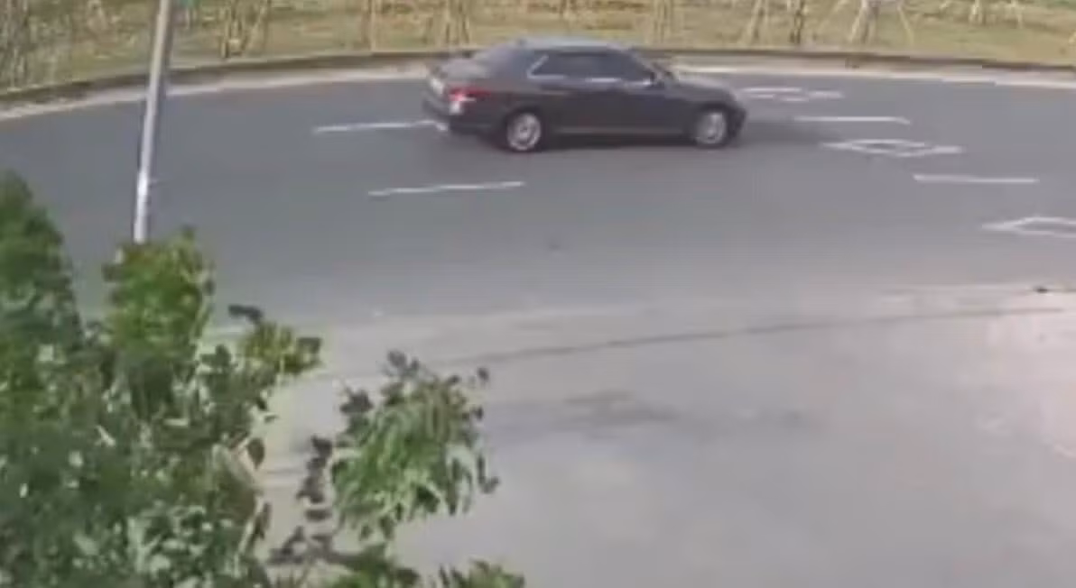 Chiếc xe ô tô hiệu Mercedes gây tai nạn làm một phụ nữ tử vong. Ảnh: Công an cung cấp.