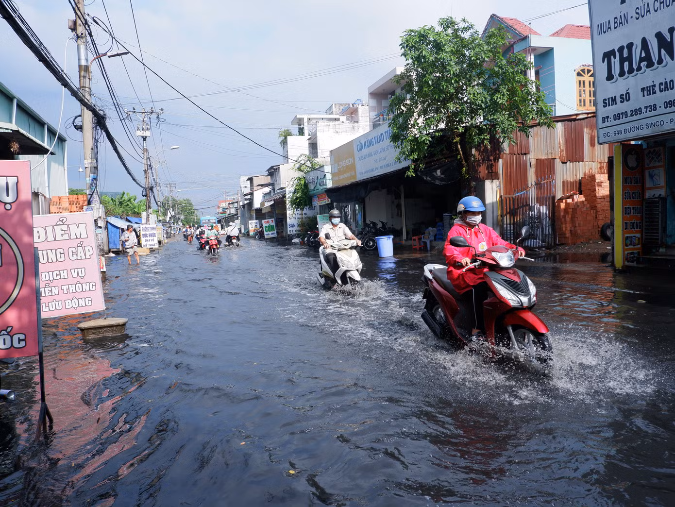"Trong những ngày tới, gió đông bắc có cường độ trung bình đến mạnh trên các vùng biển Nam bộ. Trên cao, áp cao cận nhiệt đới có trục qua Nam bộ hoạt động ổn định. Thời tiết TPHCM trong những ngày tới sẽ có ít mưa, ban ngày trời nắng nhiều, độ ẩm giảm thấp" - Đài Khí tượng Thủy văn khu vực Nam bộ dự báo.