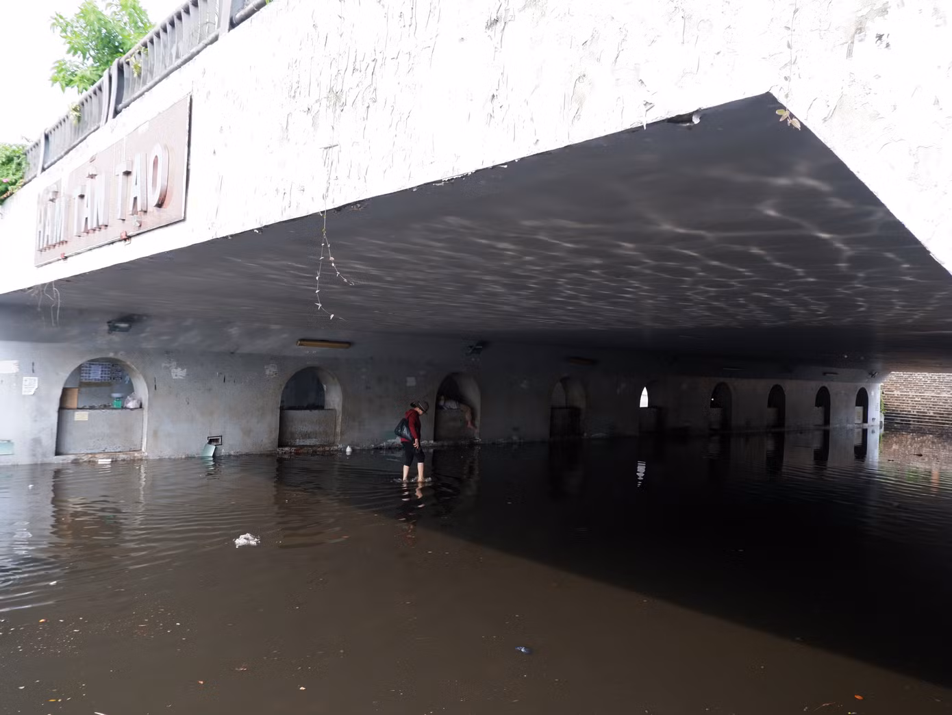 Đến khoảng 15h30 cùng ngày, nước ở khu vực hầm chui Tân Tạo bắt đầu rút dần.