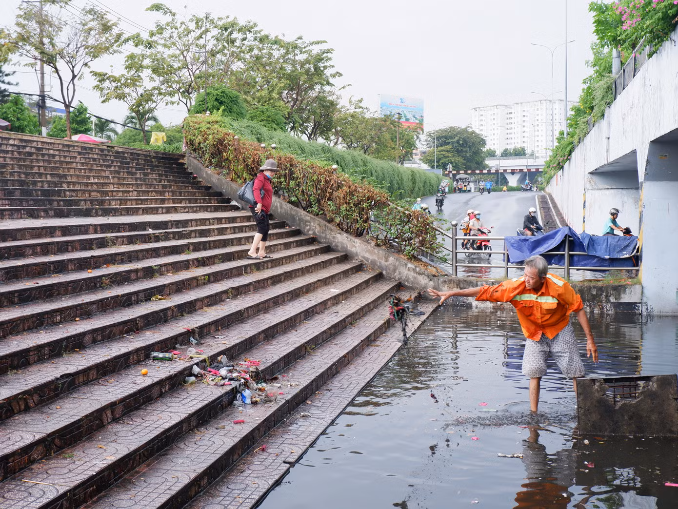 Theo người dân ở khu vực, thời gian qua, khu vực hầm chui Tân Tạo trở thành điểm buôn bán tự phát. Rác thải từ hoạt động kinh doanh không được dọn dẹp đã gây tắc nghẽn cống thoát nước dẫn đến tình trạng ngập úng khi có mưa.