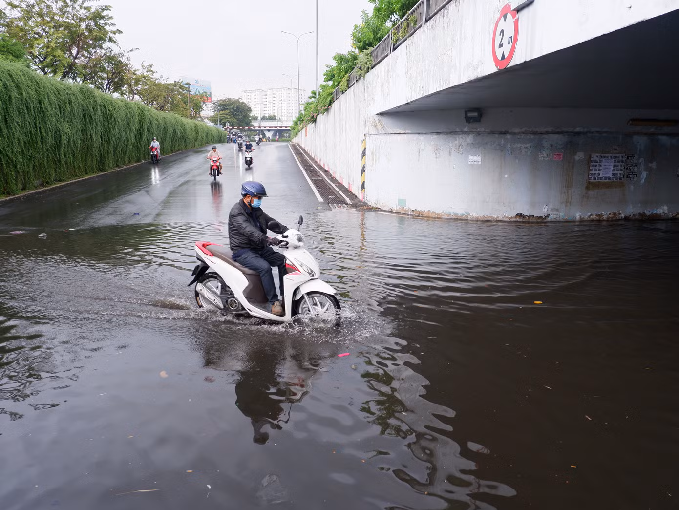 Sau cơn mưa, khu vực hầm chui Tân Tạo trên quốc lộ 1 (phường Tân Tạo, quận Bình Tân) xảy ra tình trạng ngập úng.