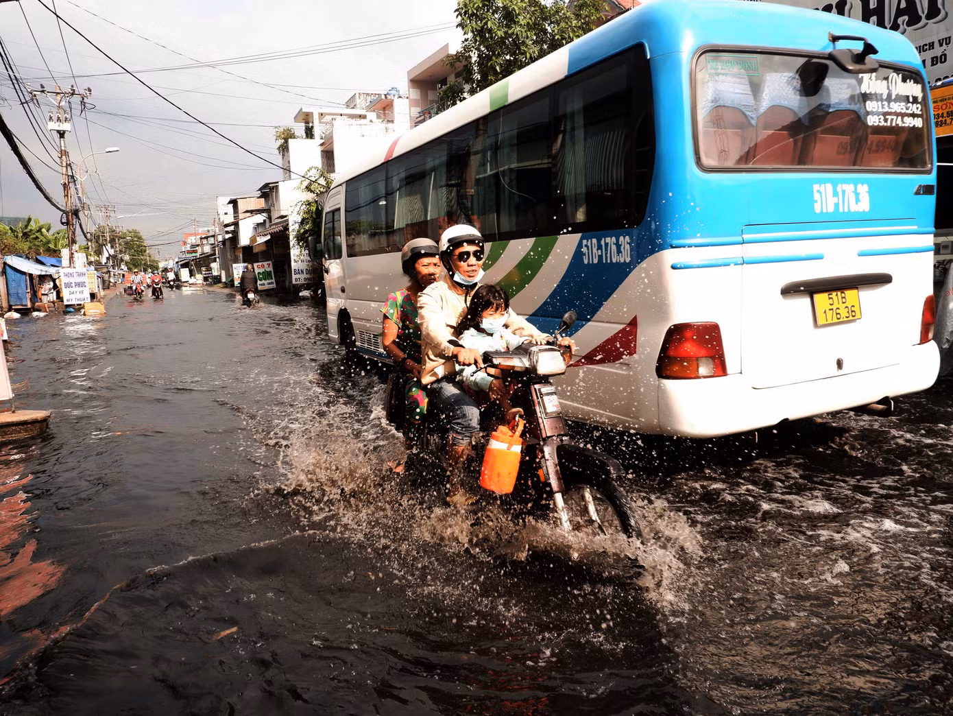 Một đoạn ngắn đường Sinco (phường Bình Trị Đông B, quận Bình Tân) cũng bị ngập úng sau cơn mưa chiều 28/12.