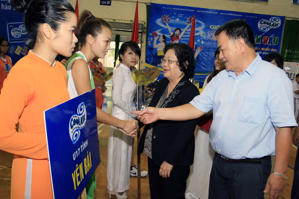 Nguyên Phó Chủ tịch Nước Trương Mỹ Hoa cùng các vị đại biểu khách mời đã xuống sân Nhà thi đấu tặng hoa, tặng cờ lưu niệm và chúc mừng các VĐV, HLV về dự VCK toàn quốc