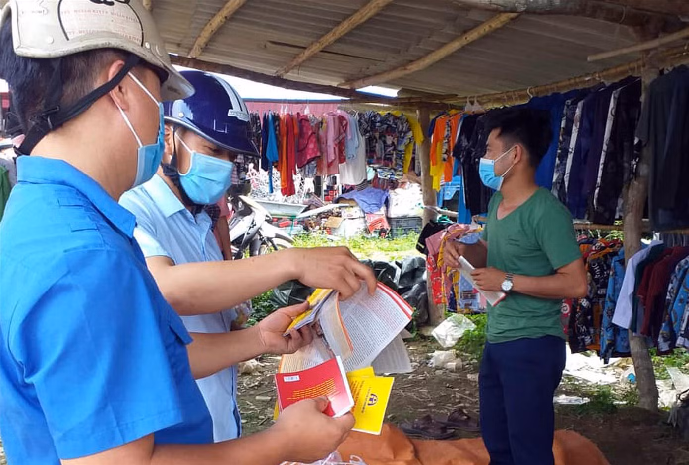 Bàn Văn Lứu và đoàn viên thanh niên tham gia tuyên truyền tại phiên chợ xã Đường Hồng. Ảnh: NVCC