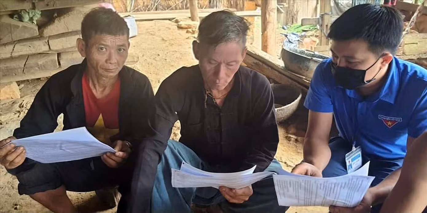Nông Chí Bền tuyên truyền, vận động đồng bào tham gia bầu cử Quốc hội và HĐND các cấp, kết hợp thông tin phòng chống dịch. Ảnh: NVCC