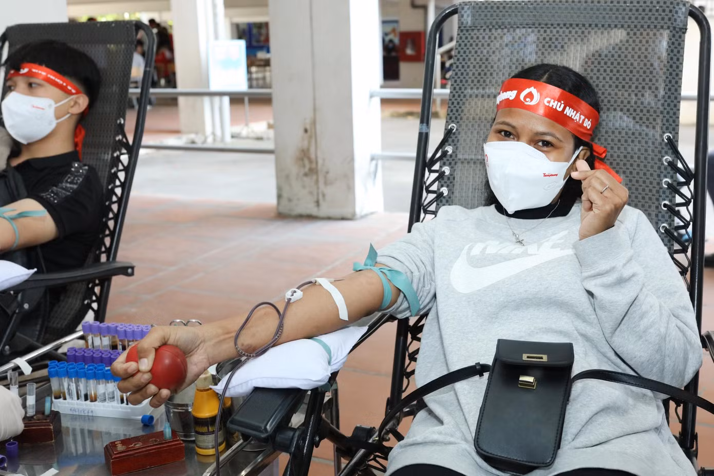 Vidal Pereira học ngành Quản trị kinh doanh khoa Quốc tế ĐH Thái Nguyên hiến máu tại chương trình