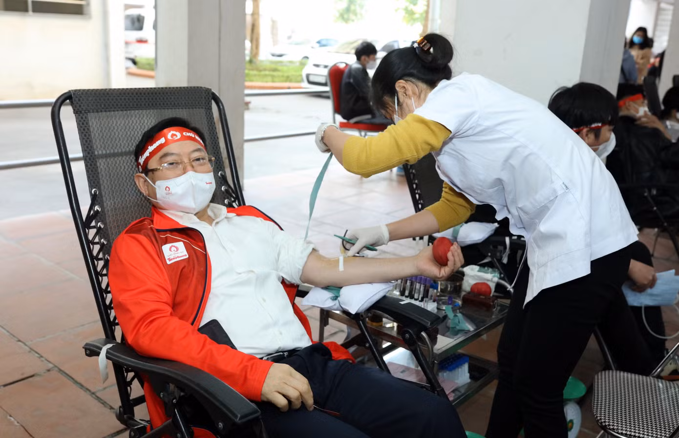 Nhà báo Lê Xuân Sơn tham gia hiến máu tại chương trình