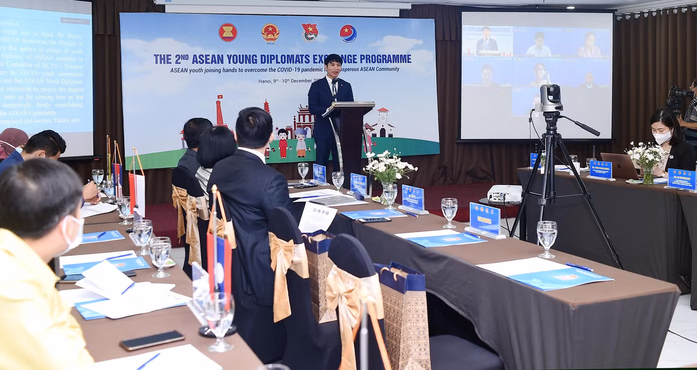 Chương trình diễn ra theo hình thức trực tiếp kết hợp trực tuyến. Ảnh: Xuân Tùng