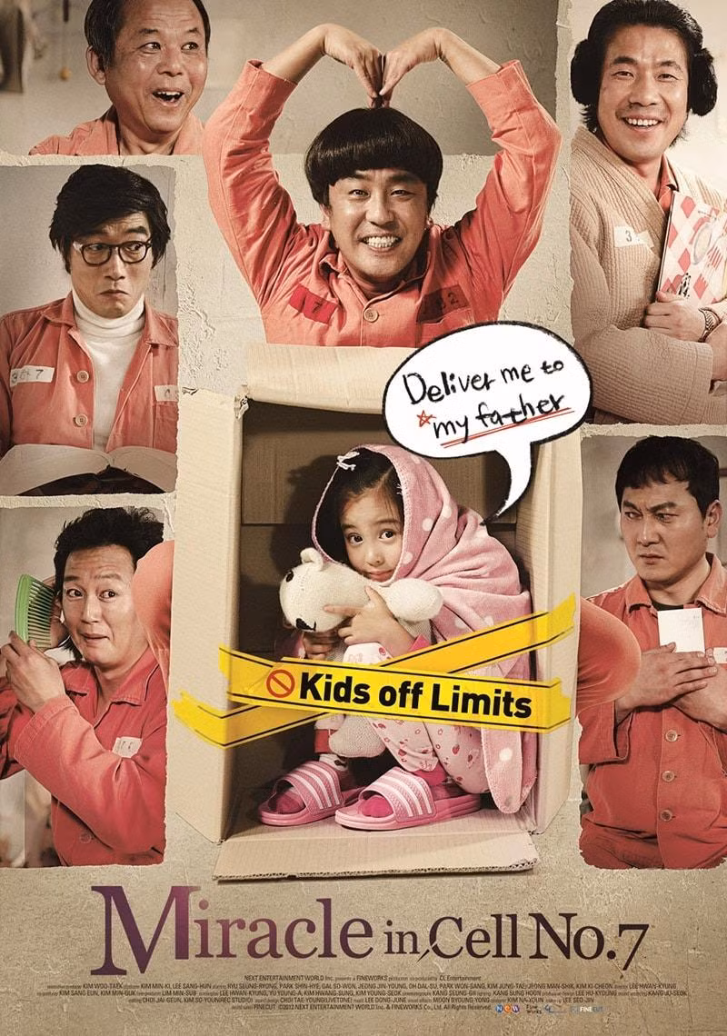 14. Miracle in Cell No. 7 (tựa Việt: Điều kỳ diệu ở phòng giam số 7) xoay quanh câu chuyện của tù nhân bị kết án oan Yong Goo (Ryu Seung Ryong) có ước muốn duy nhất là được gặp lại cô con gái Ye Seung (Kal So Won) dù nhà tù giam giữ ông chưa bao giờ mở cửa cho người nhà vào thăm thân. Phim ra rạp vào năm 2013, có doanh thu 81 triệu USD.