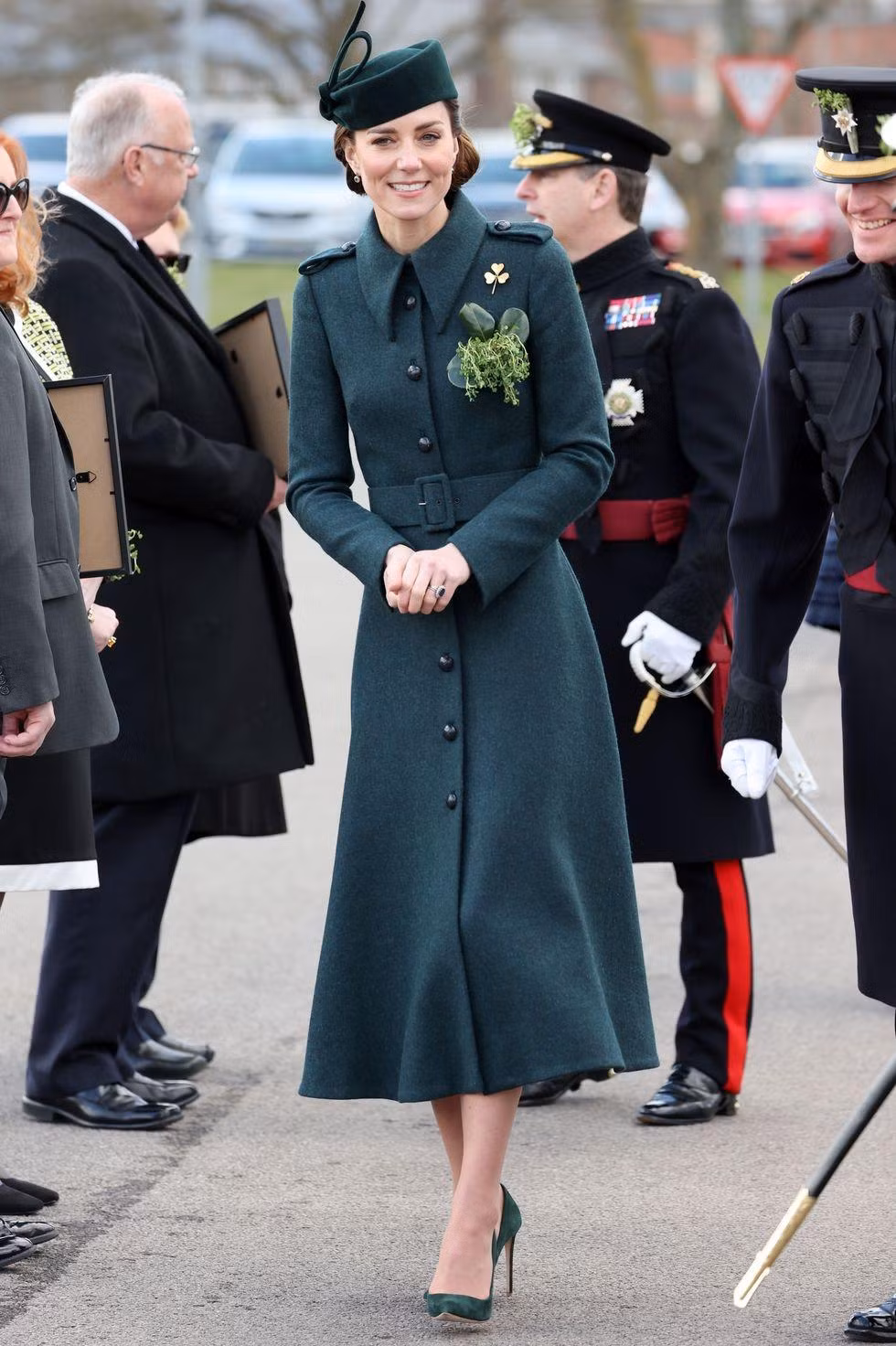 Khi thăm Vệ binh Ireland vào Ngày lễ Thánh Patrick hồi tháng 3, Công nương Kate chọn coat dress và mũ theo phong cách quân đội trông nghiêm túc, chỉn chu mà vẫn rất thời trang.