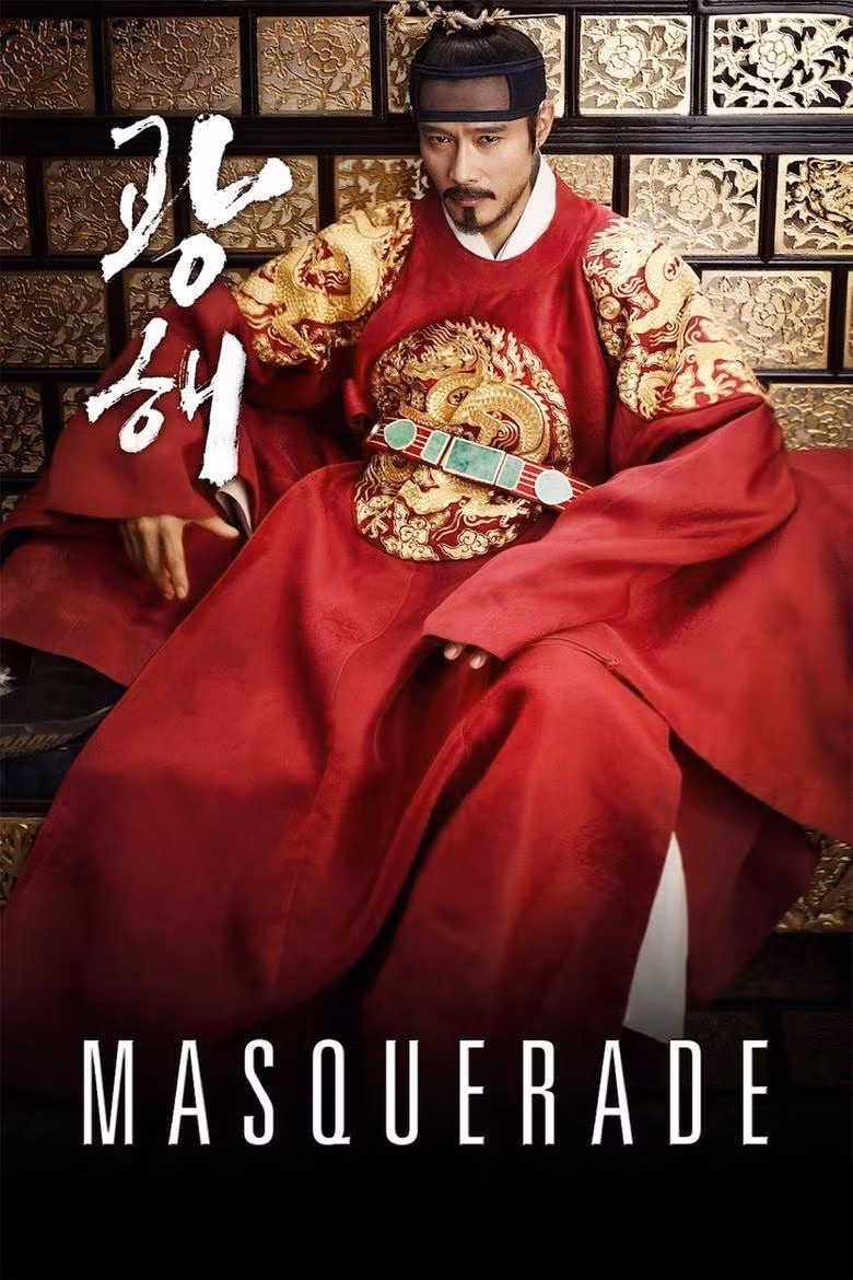 7. Masquerade (tựa Việt: Hoàng đế giả mạo) là “bom tấn” xứ Hàn năm 2012, đạt doanh thu 97 triệu USD. Phim kể về vua Gwang-hae (Lee Byung-hun đóng) ra để cho Ha-seon, một kẻ diễn hài trong lầu xanh, đóng thế mình mỗi khi đêm về vì luôn hoang tưởng có kẻ muốn ám sát mình. Phim dựa trên những ghi chép về Gwang-hae - vị vua thứ 15 của đế chế Joseon, nổi tiếng tài năng nhưng rất tàn bạo.