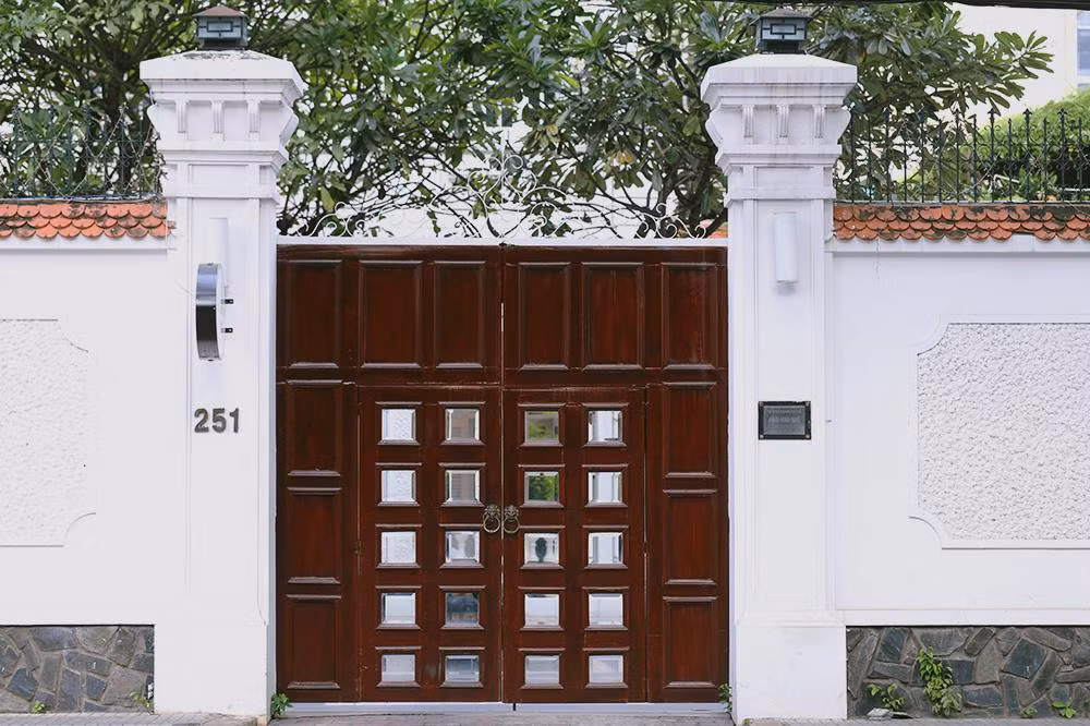 Biệt thự số 251 Điện Biên Phủ (quận 3) thuộc diện bảo tồn nguyên trạng hiện đang được sử dụng làm nhà hàng cao cấp