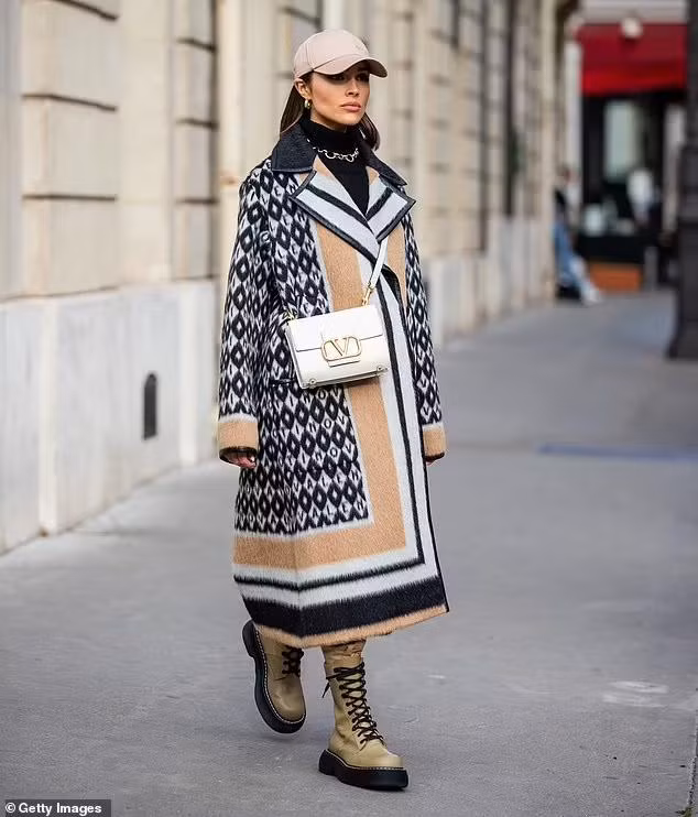 ... và cũng diện trang phục của Valentino sải bước đẹp như fashionista trên phố.