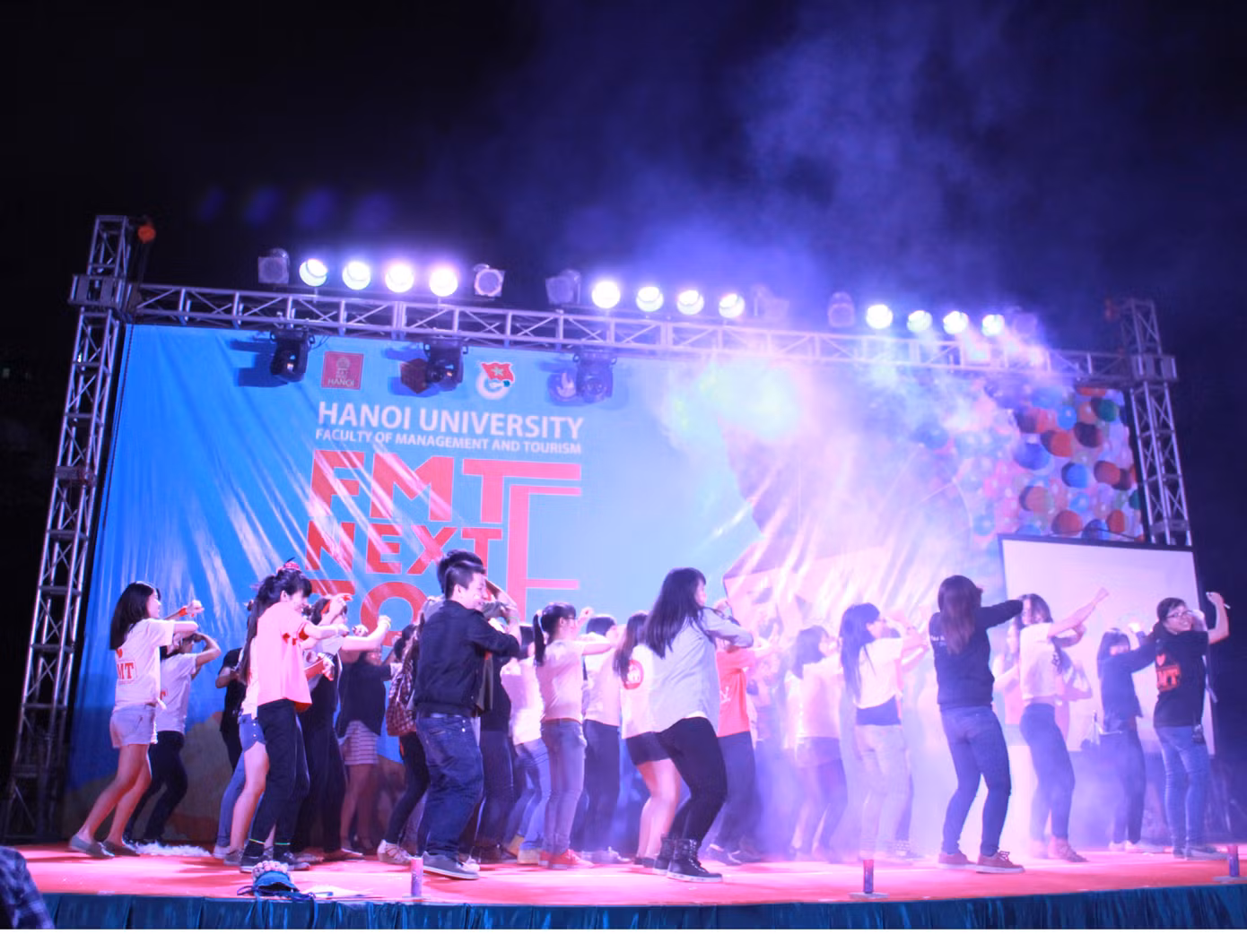 Thầy trò cùng nhảy Flash mob