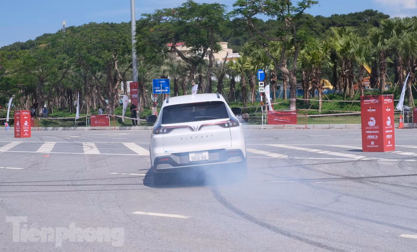 Với sức mạnh của chiếc xe điện, các tay đua đã mang đến những pha drift bốc lửa, gây ấn tượng mạnh tới người xem.