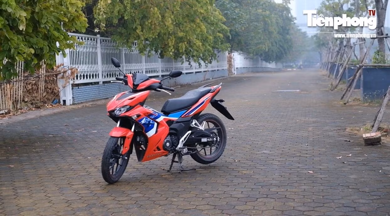 Người điều khiển cần linh hoạt nhiều động tác để lái xe tay côn thuần thục,