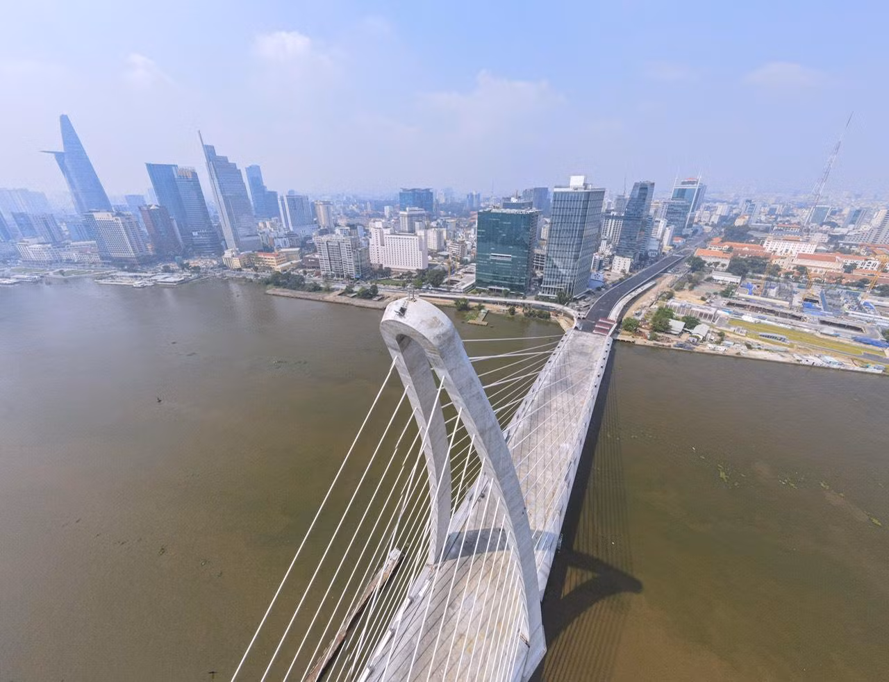 Công trình cầu Thủ Thiêm 2 dài hơn 1,4 km, trong đó phần cầu dài 886 m với 6 làn xe; thiết kế dây văng với trụ tháp chính cao 113 m.