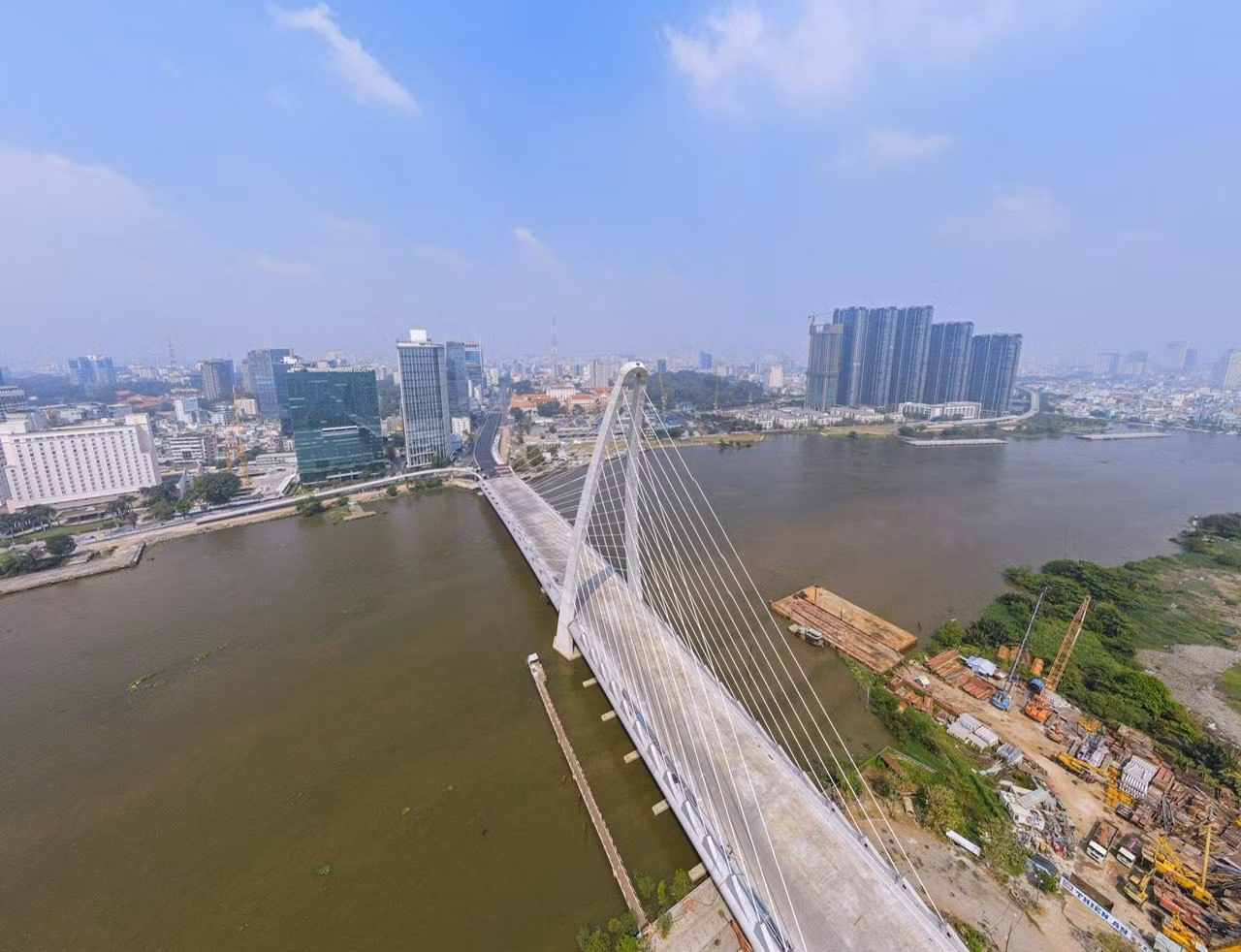 Công trình đã hoàn thành lắp đặt đốt dầm AS16 - đốt dầm cuối cùng trong 17 dầm thép của phần cầu chính băng ngang sông Sài Gòn. Việc lắp xong đốt dầm này, nhịp chính dây văng cầu Thủ Thiêm 2 đã nối liền hai bên bờ sông.